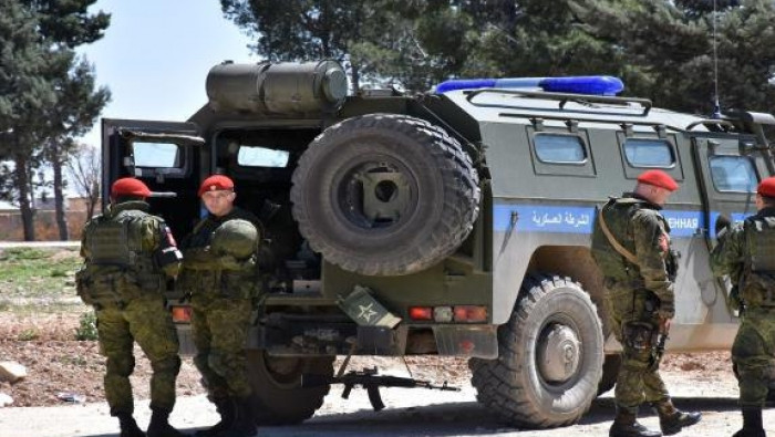 جنود روس يمعنون في إذلال عناصر...