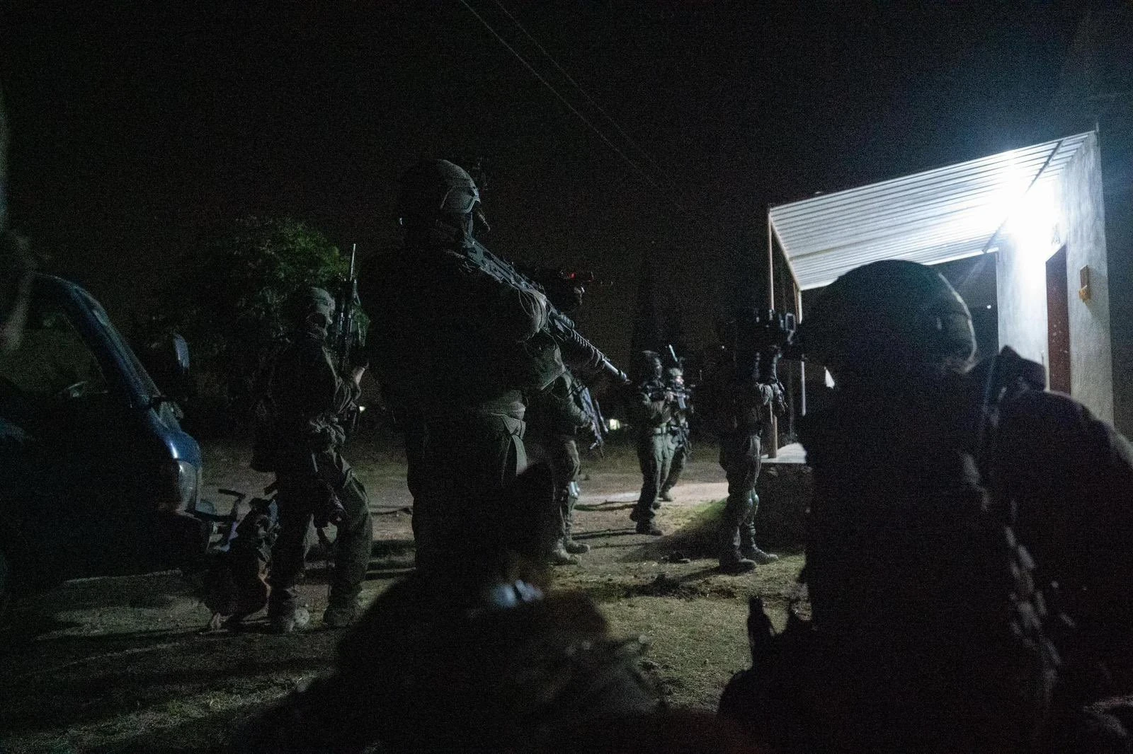 الاحتلال يعتقل 3 مدنيين من ريف...