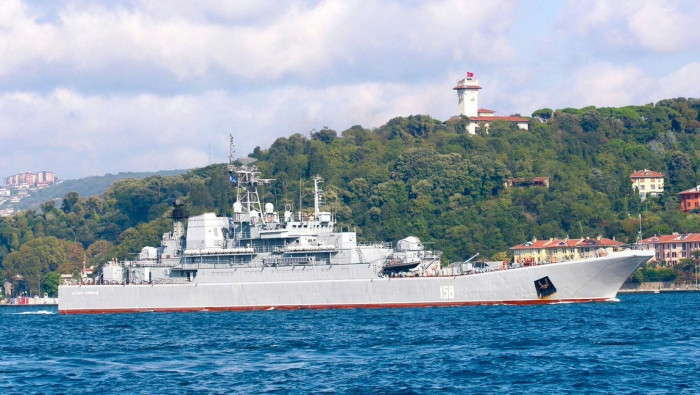 سفينة روسية تنقل دبابات إلى طر...