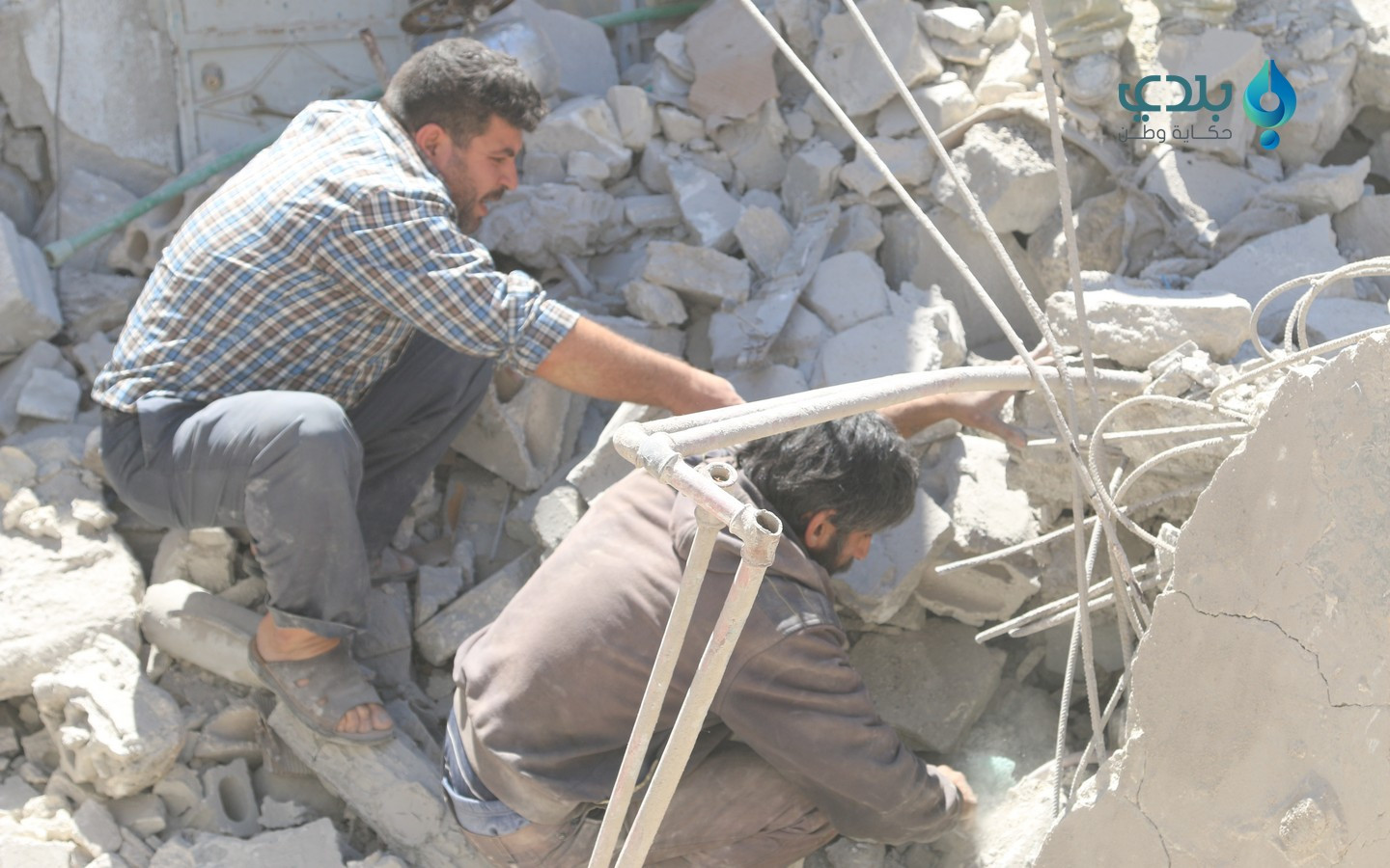 8 شهداء بقصف طيران الأسد على م...