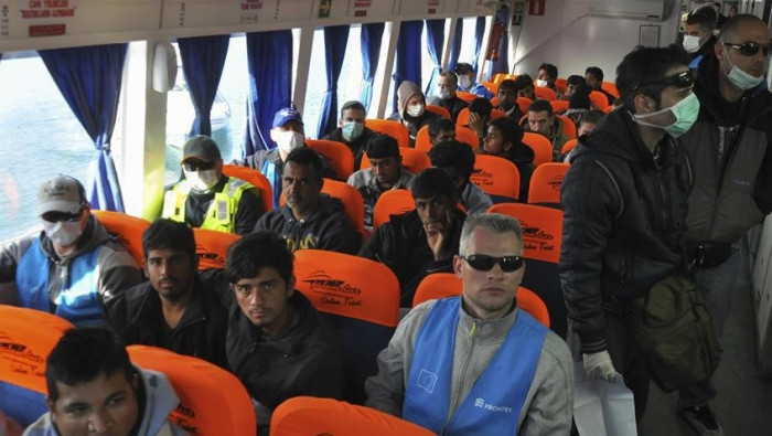 تركيا تضبط مهاجرين منهم سوريون...