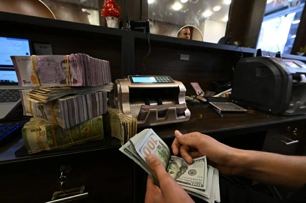الليرة السورية تتراجع قليلاً أ...