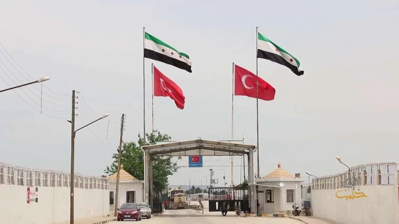 عبور أول قافلة ترانزيت بين سور...