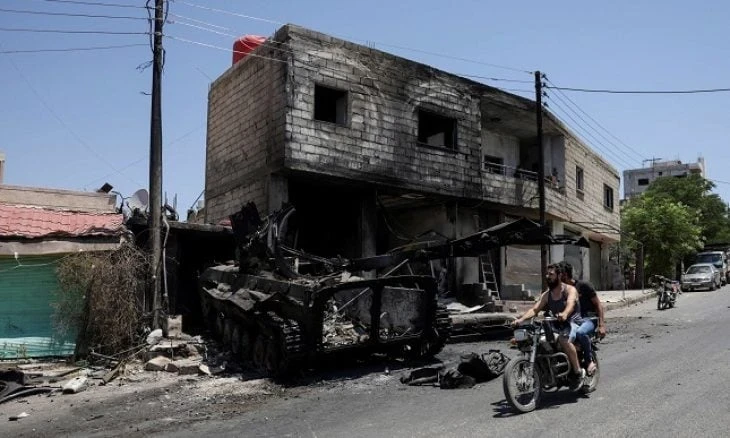 صحفيون يستنكرون قرار السلطات ا...