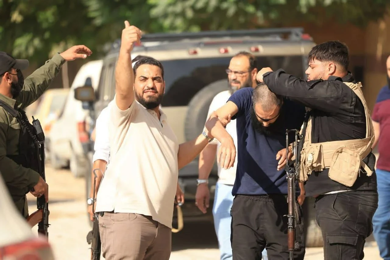 ظهور سيارة "مسروقة" ضمن رتل أم...