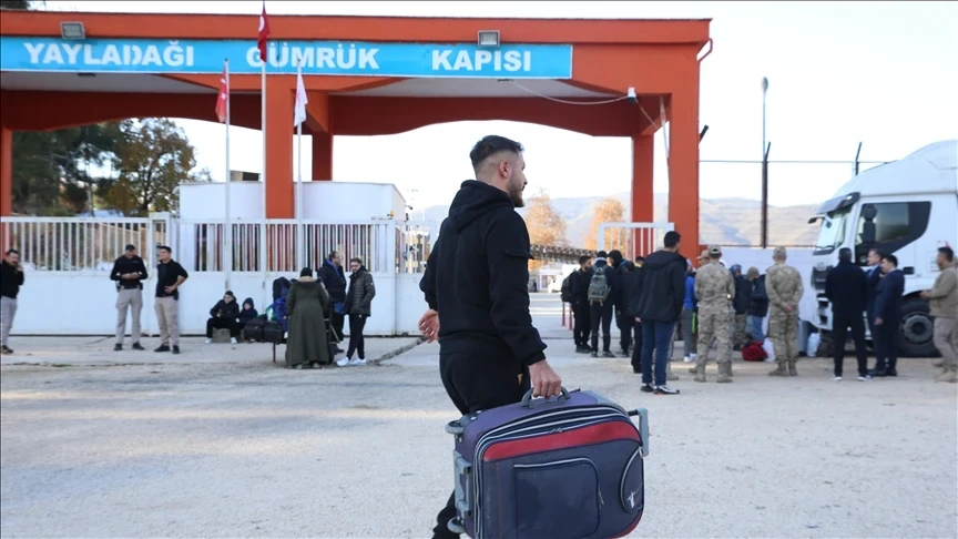 تركيا تفتح معابرها أمام فئات ج...