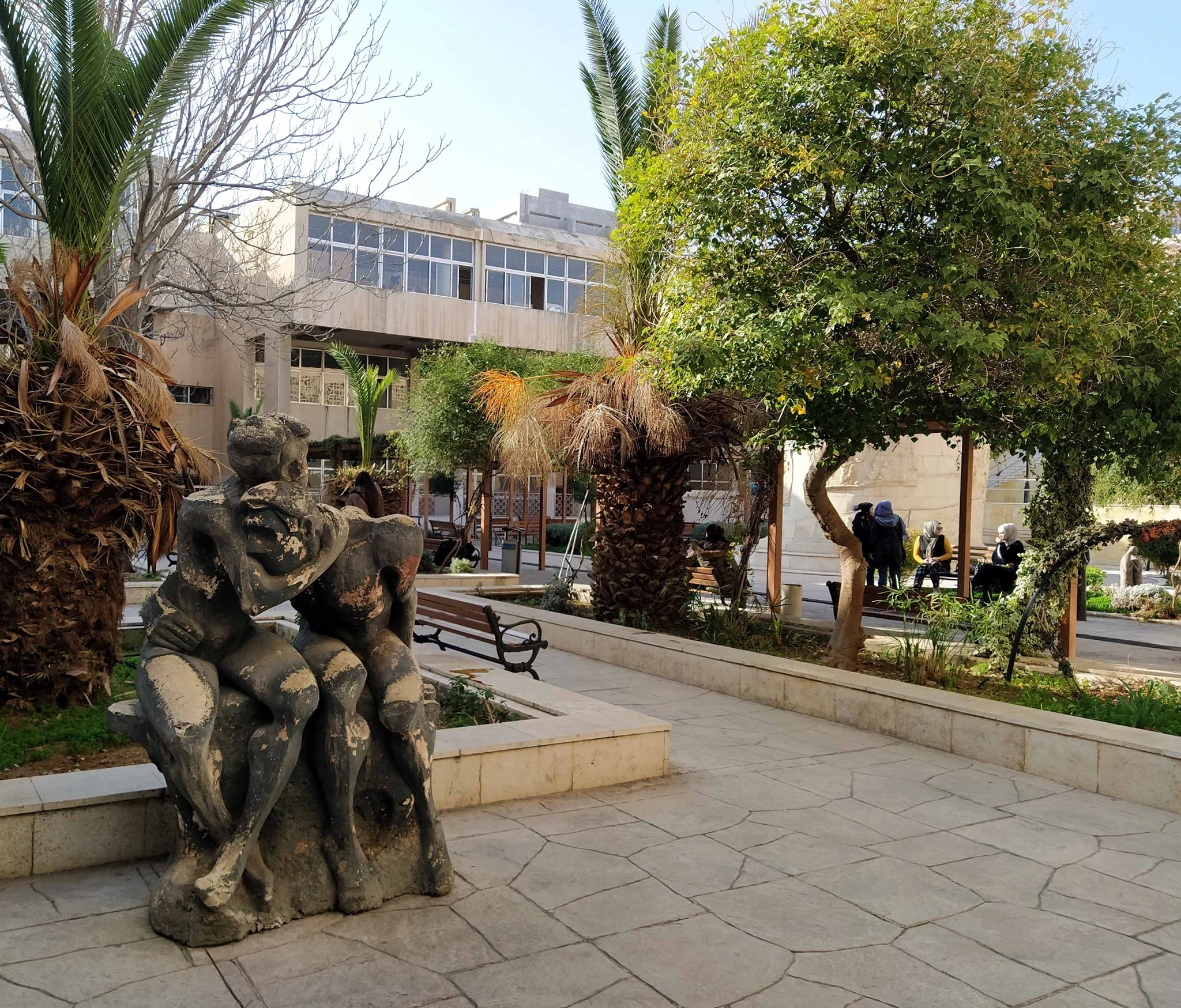 "الحراك الطلابي" يندد بقرار منع "البديل العاري" بكلية الفنون في دمشق ويطالب وزارة التعليم بالاعتذار