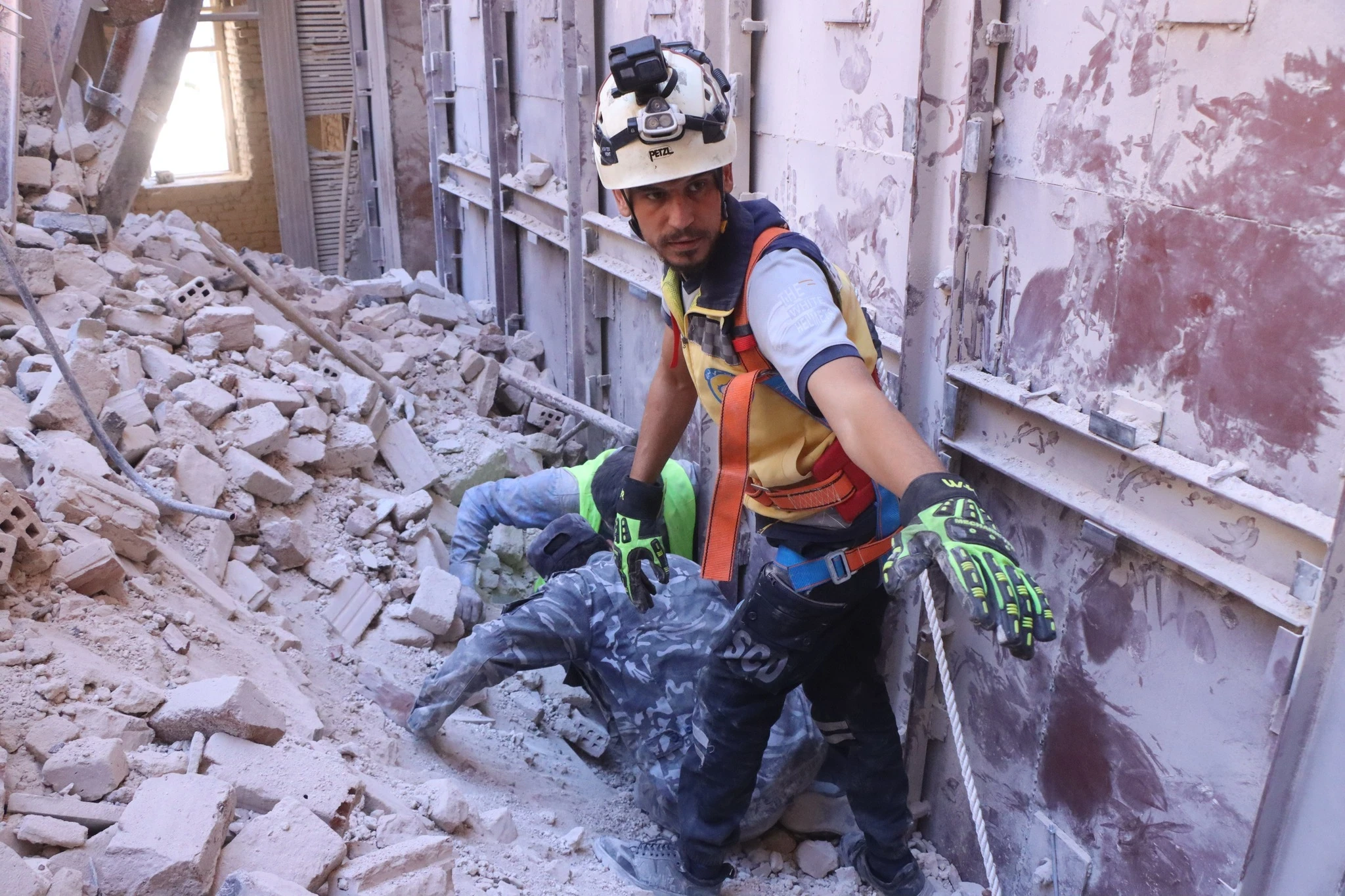 انتشال جثامين وإنقاذ عالقين في...