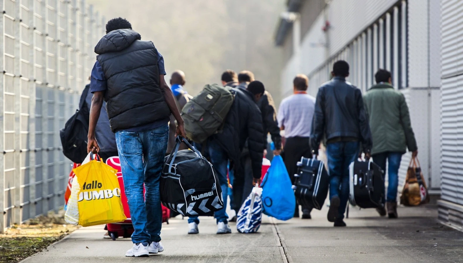 هولندا تعيد 84 سورياً إلى دمشق...