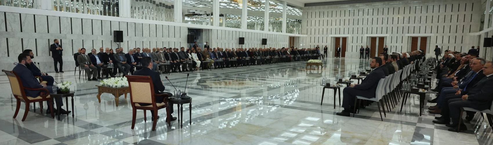 الشرع يلتقي وجهاء وأعيان الساحل ويحذّر من الطائفية