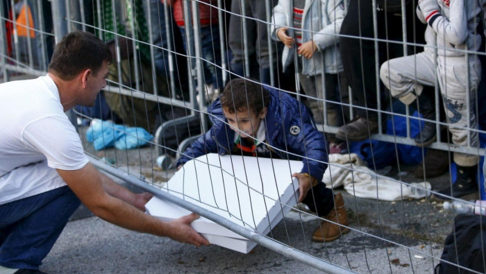 "50 طفلا سوريا" يشعلون خلافا ب...