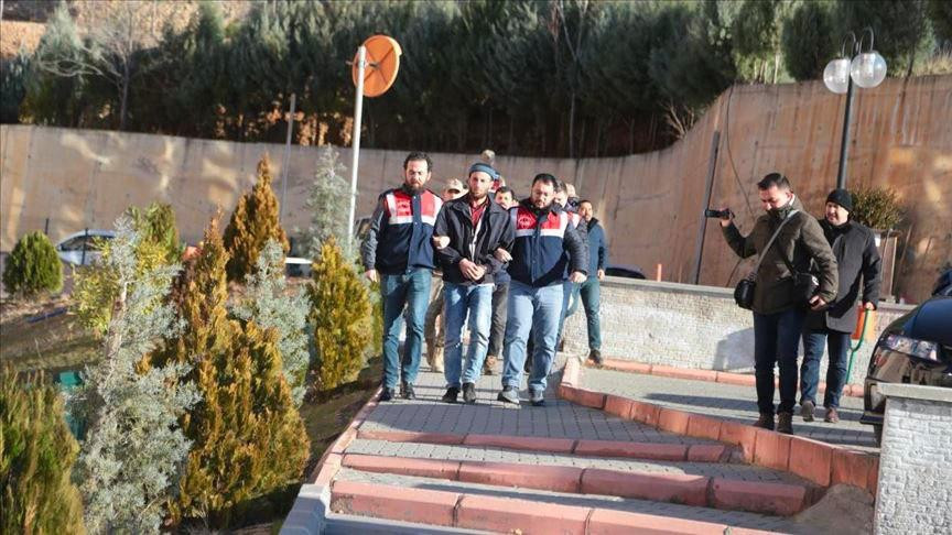 تركيا توقف ثلاثة أشخاص يشتبه ب...