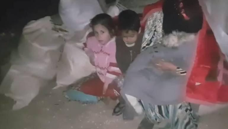 حال أسرة سورية نازحة يبكي ناشط...