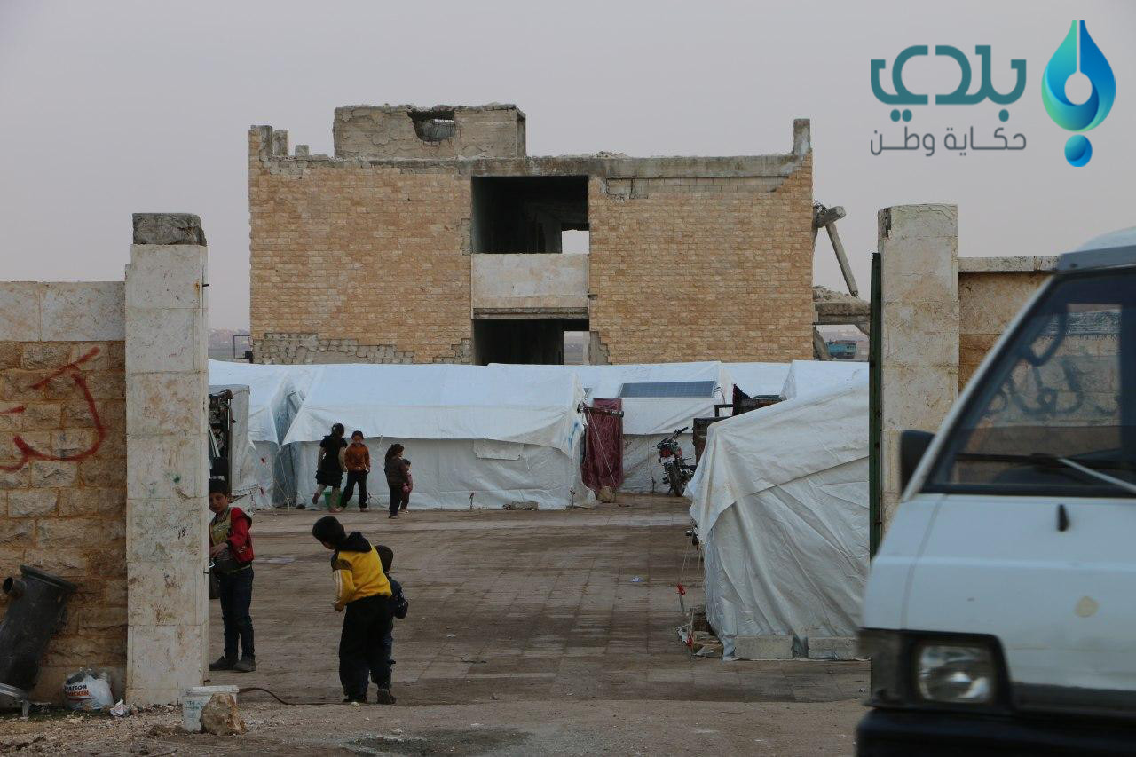 نازحون يحولون باحة مدرسة مدمرة...