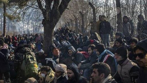 الأمن اليوناني يواجه المهاجرين...