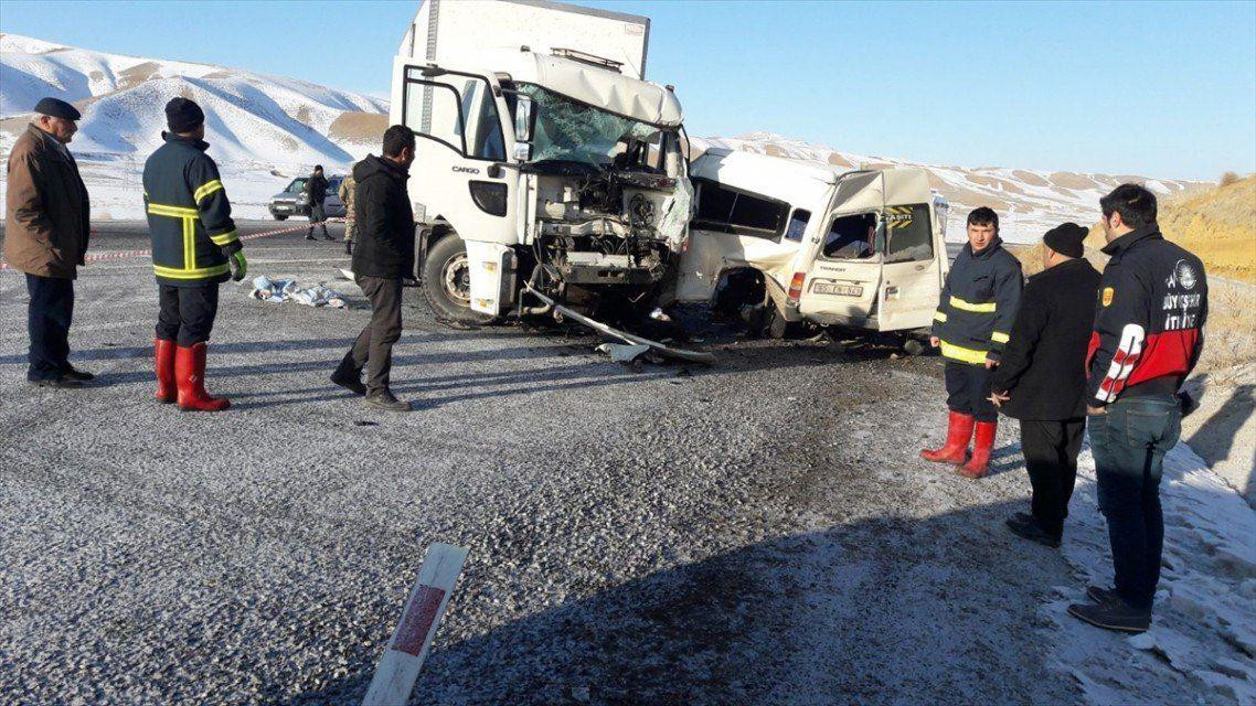 إصابة ١٤ لاجئا سوريا بحادث سير...