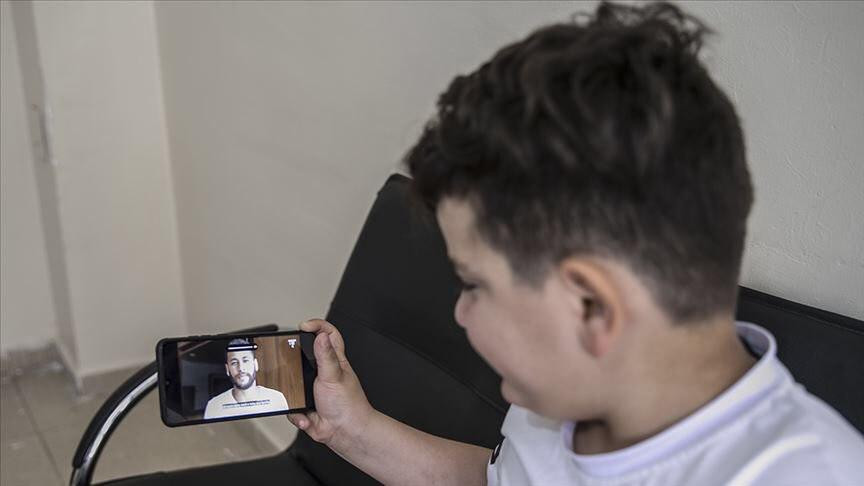 النجم البرازيلي نيمار يتعاطف م...