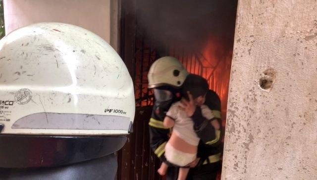 إنقاذ طفلين سوريين من حريق في...