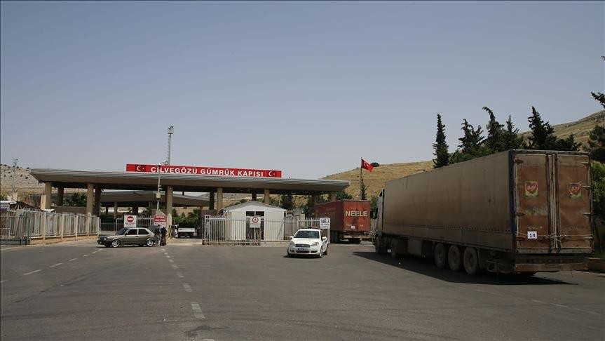 عشرات الشاحنات المحملة بالمساع...