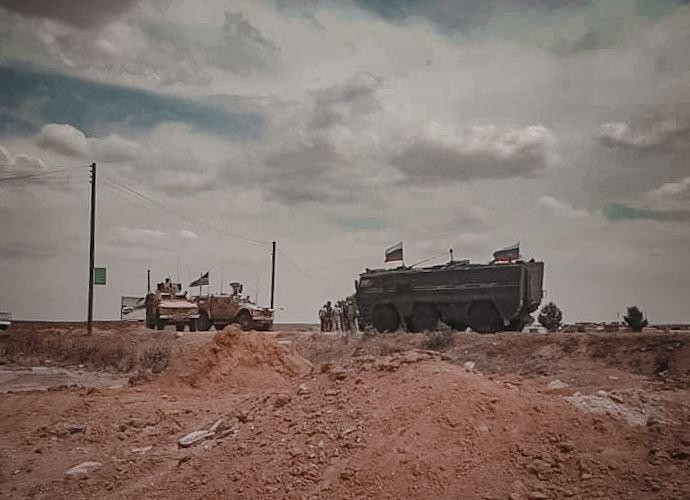 قوات أمريكية تعترض دورية روسية...