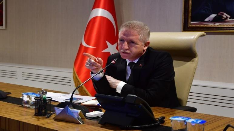 والي عنتاب يرد على تغريدة عنصر...