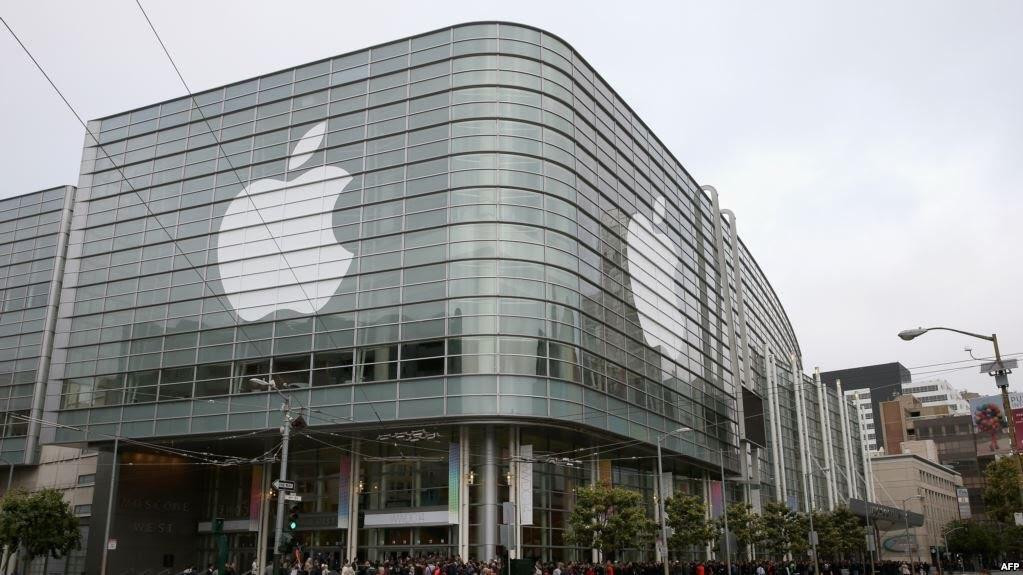 اتهمها بسرقة هاتفه.. أمريكي يق...