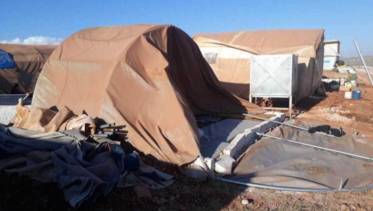 عاصفة هوائية تعمق معاناة مخيم...