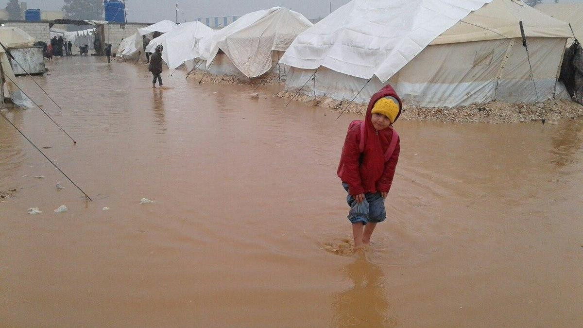 تضرر 30 مخيما في إدلب جراء الع...