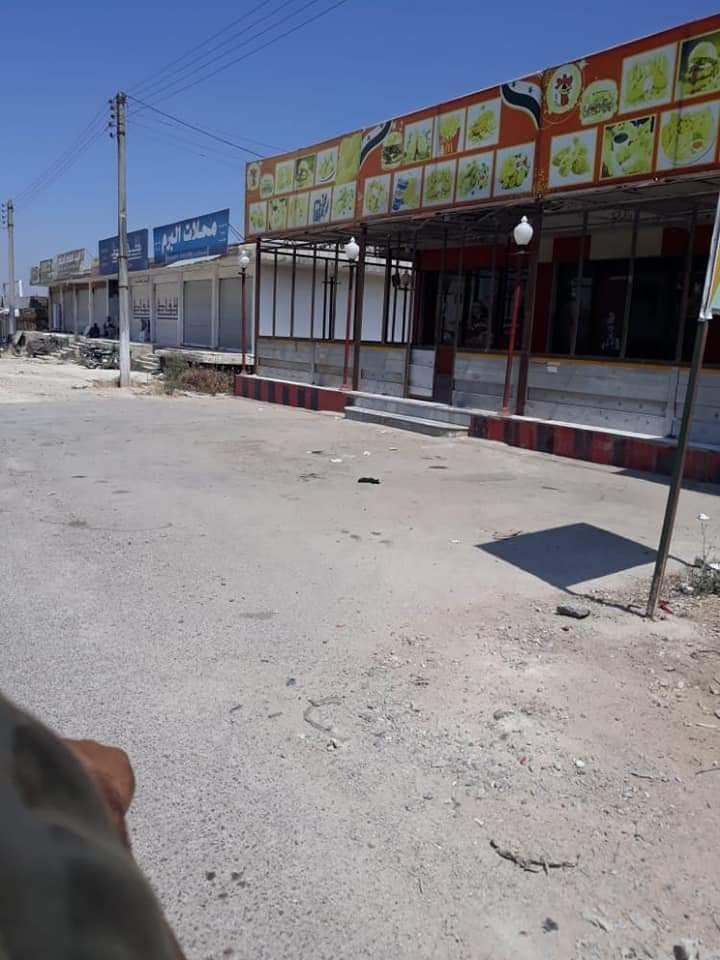 ناشطون يمزقون صور بشار الأسد ف...