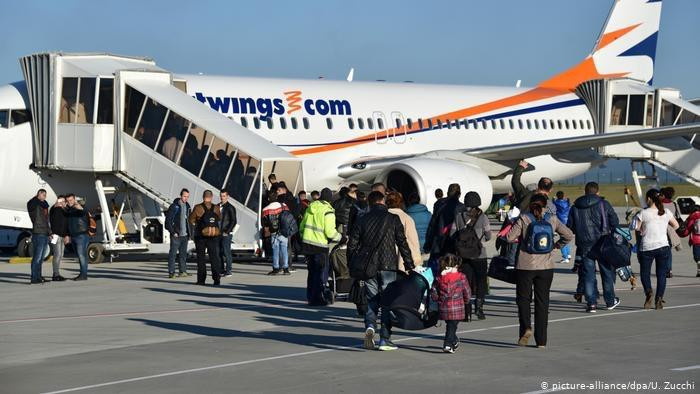 لوقف ترحيلهم.. آلاف الدعاوى من...