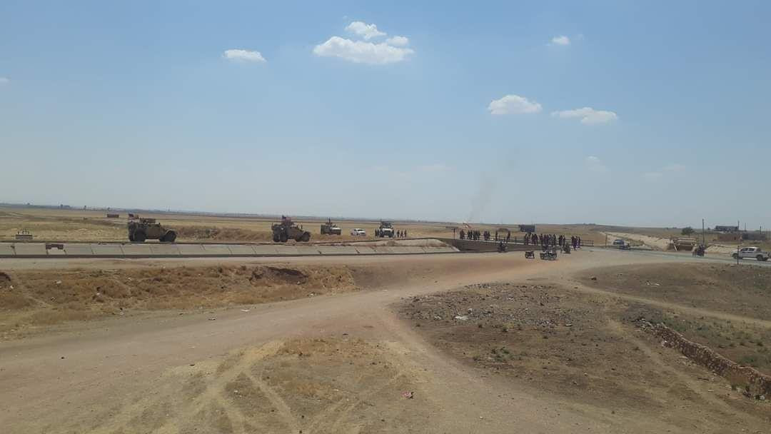 عربات أمريكية تعترض دوريات روس...