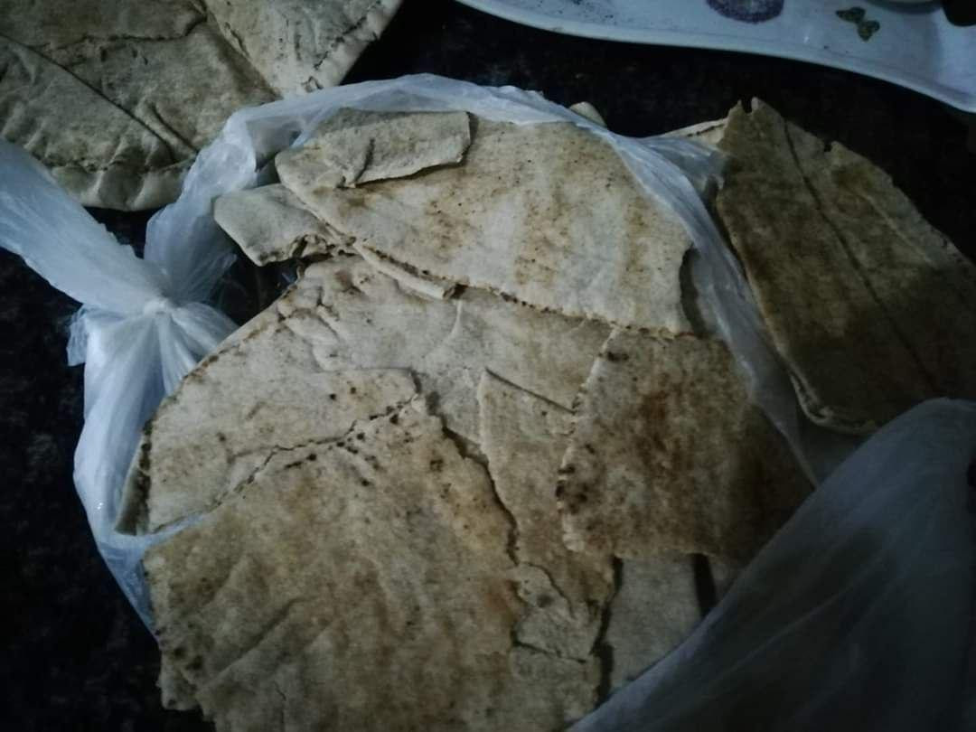 بالصور.. أفران درعا توزع خبزا...