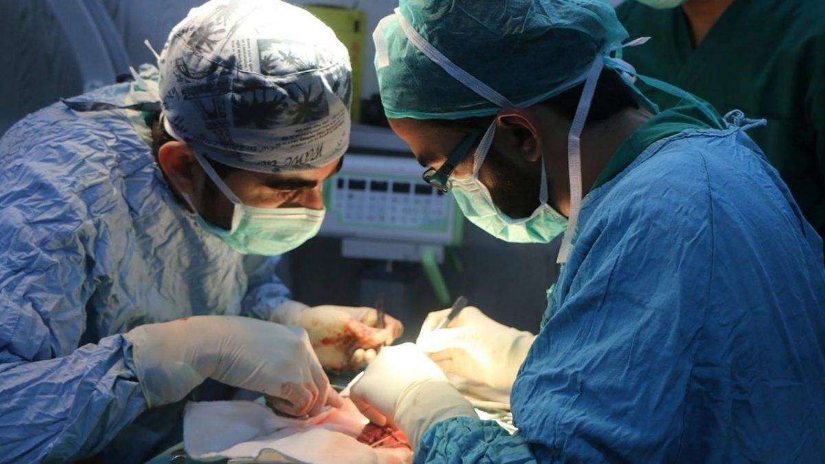 "كورونا" يغيب عشرات الأطباء ال...