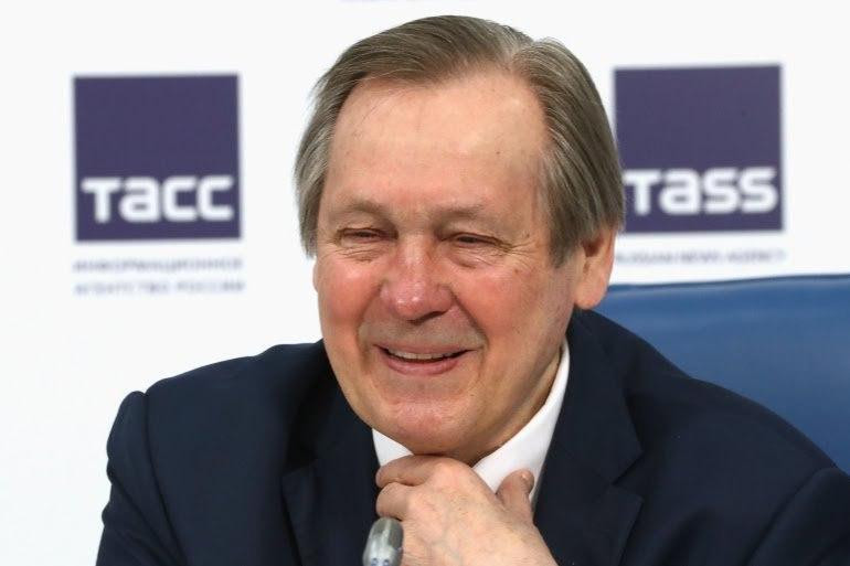 بسبب مخاطر اللقاح.. كبير الأطب...