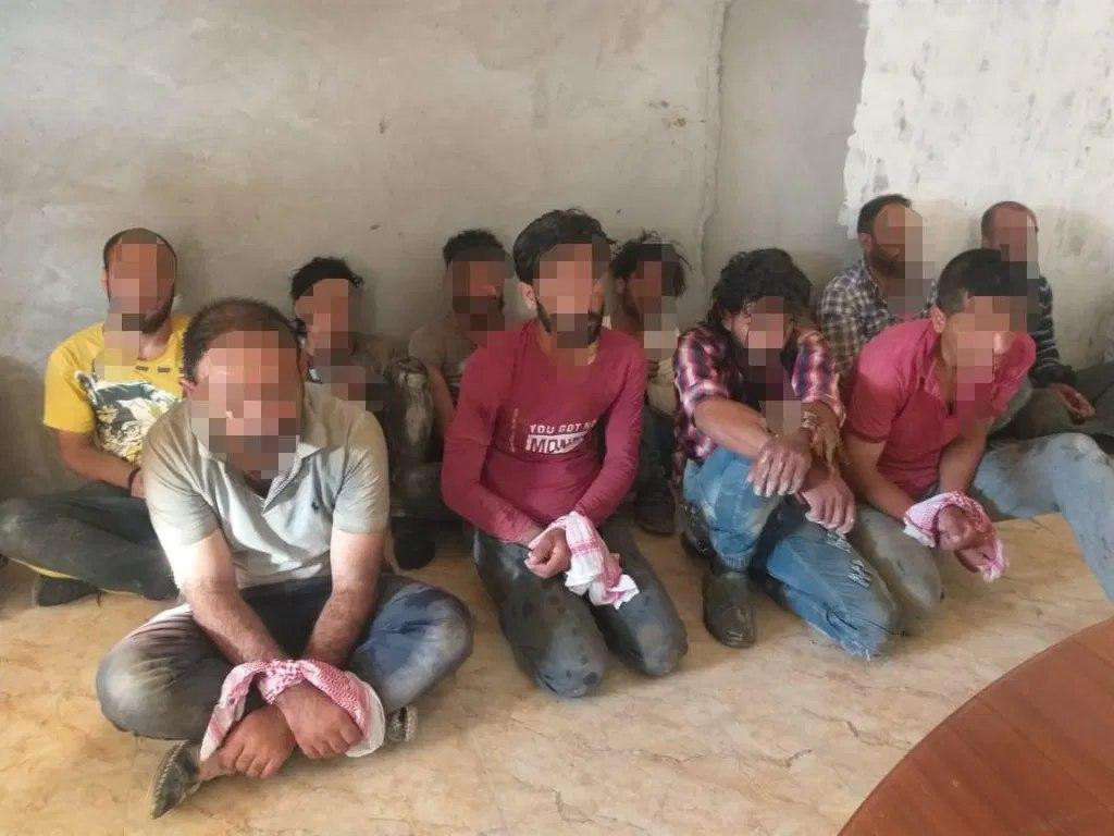 روايات متضاربة عن 31 سوريا اعت...