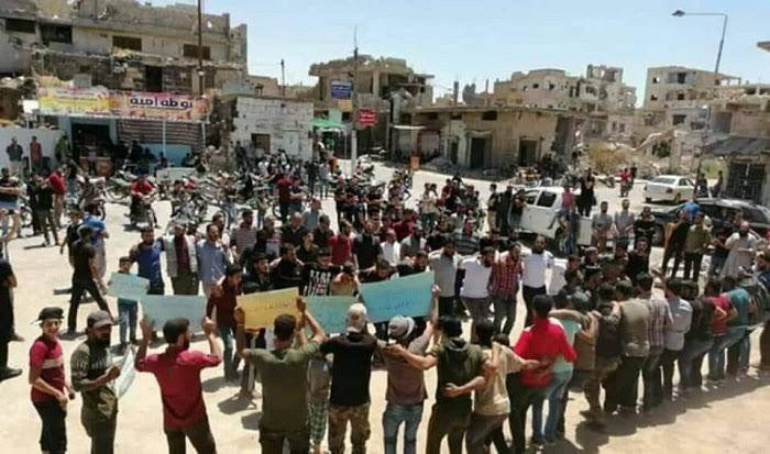 سكان قرية بدرعا يطالبون النظام...