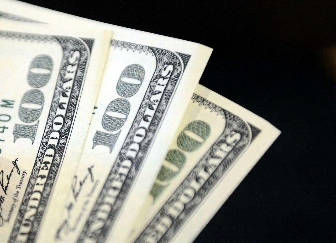 تحسن طفيف بسعر الليرة أمام الد...