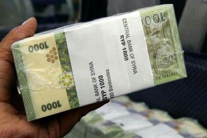 تحسن طفيف لليرة أمام الدوﻻر