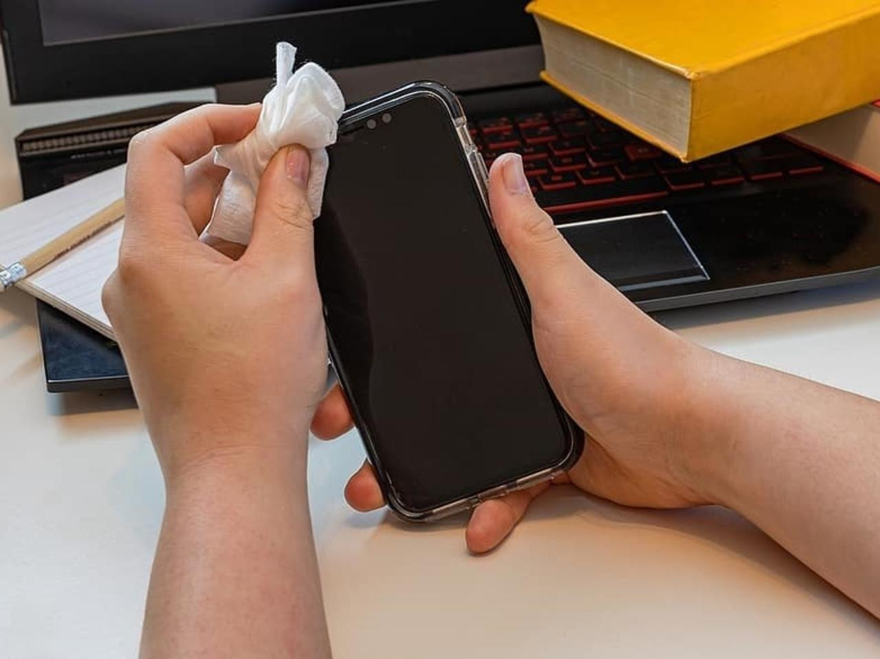 باحثون: فيروس "كورونا" يبقى نش...