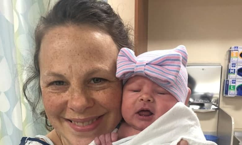 عائلة ترزق بفتاة بعد إنجاب الو...