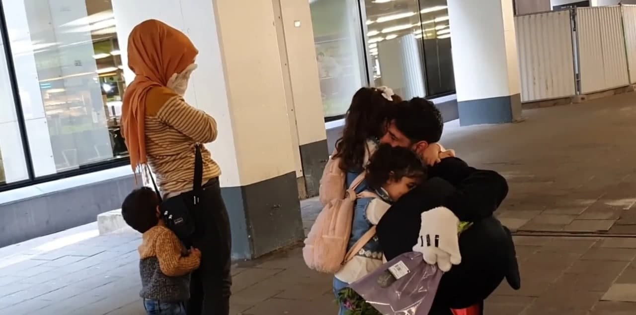 سوري يستقبل عائلته بشخصية كرتو...