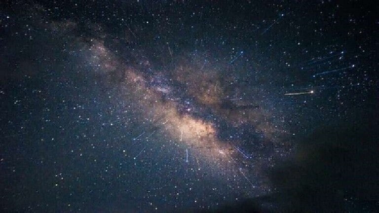 ناسا تكشف عن وجود 300 مليون كو...