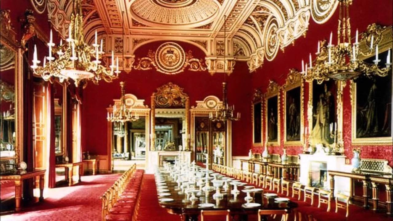 موظف في قصر الملكة إليزابيث يس...