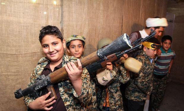 "الحرس الثوري" يعاقب أطفال سور...