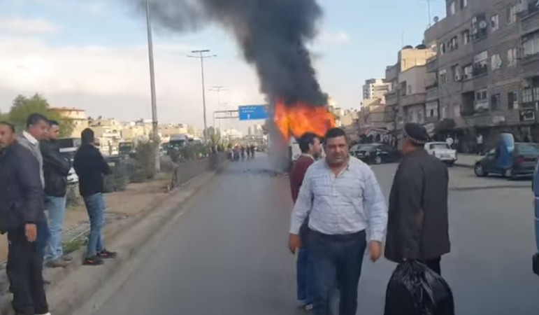 بالفيديو.. احتراق حافلة نقل دا...