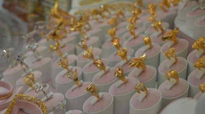 الذهب يحافظ على استقراره في دم...