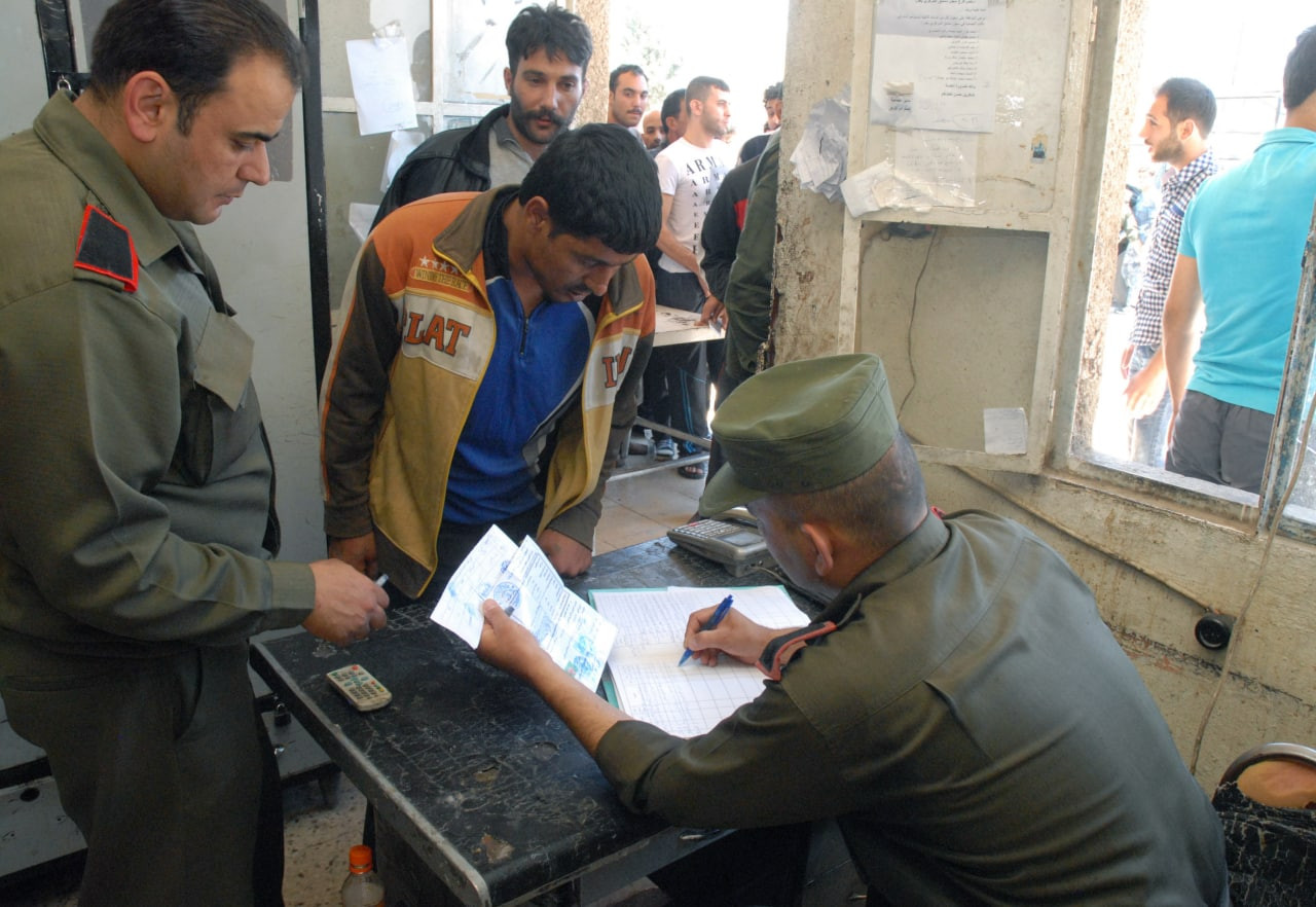 تقرير حقوقي يكشف ابتزاز النظام...