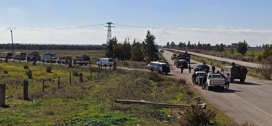 ترافقهم الشرطة العسكرية الروسي...