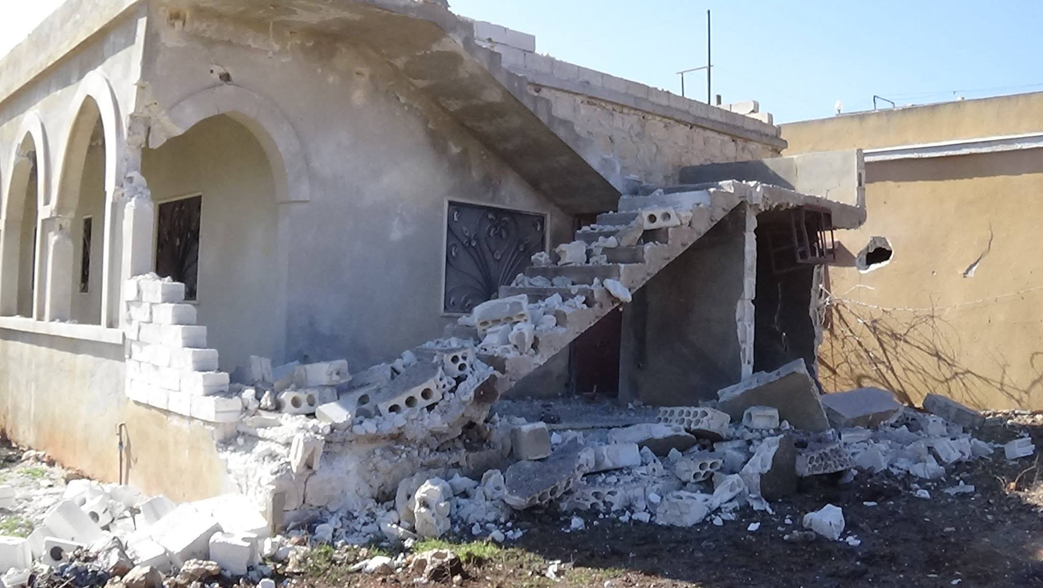 شهداء وجرحى بقصف جوي على ريف إ...