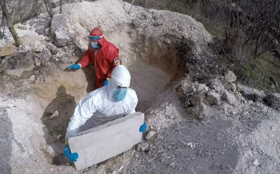 "الدفاع المدني" يدفن شخصا توفي...